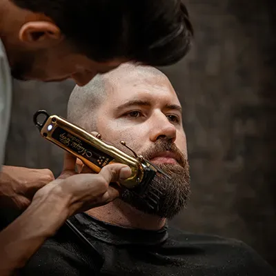 Professioneel baard trimmen met trimmer bij City Center Barbershop Amsterdam - Beard grooming service