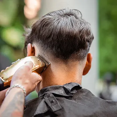 Strakke neck fade en heren opscheren bij herenkapper City Center Barbershop Amsterdam